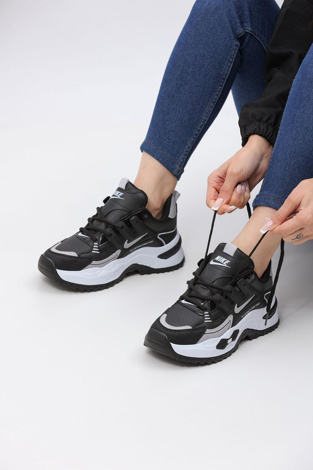 Дамски NIKE AIR 365 ЦВЯТ Черно Бяло КОД 42