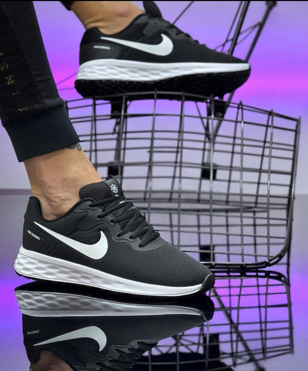 Мъжки NIKE REVOLUTION ЦВЯТ ЧЕРНО С БЯЛО КОД 13