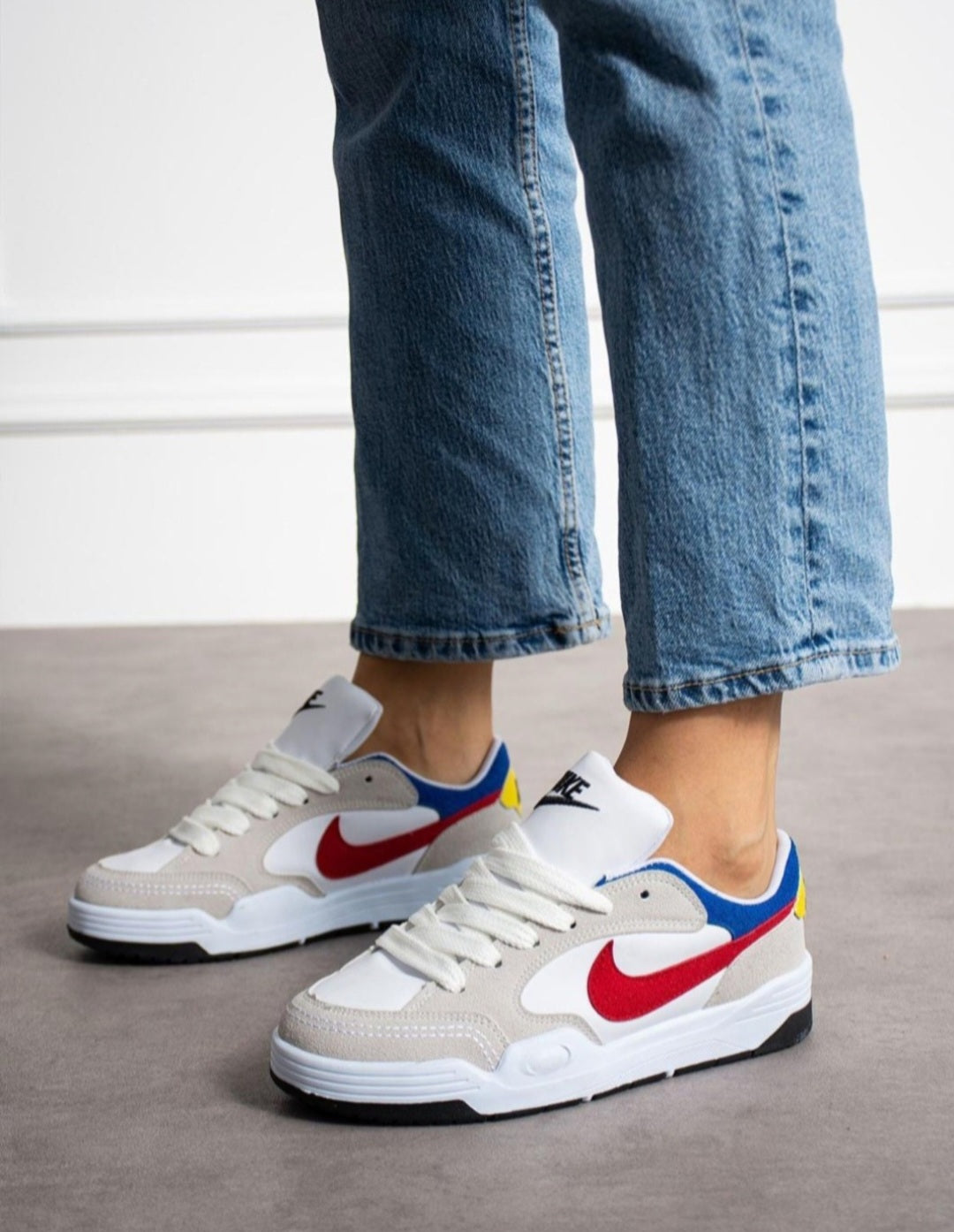 Дамски NIKE AIR FORCE ЦВЯТ БЯЛО С БЕЖЕВО И ЧЕРВЕНО КОД 44