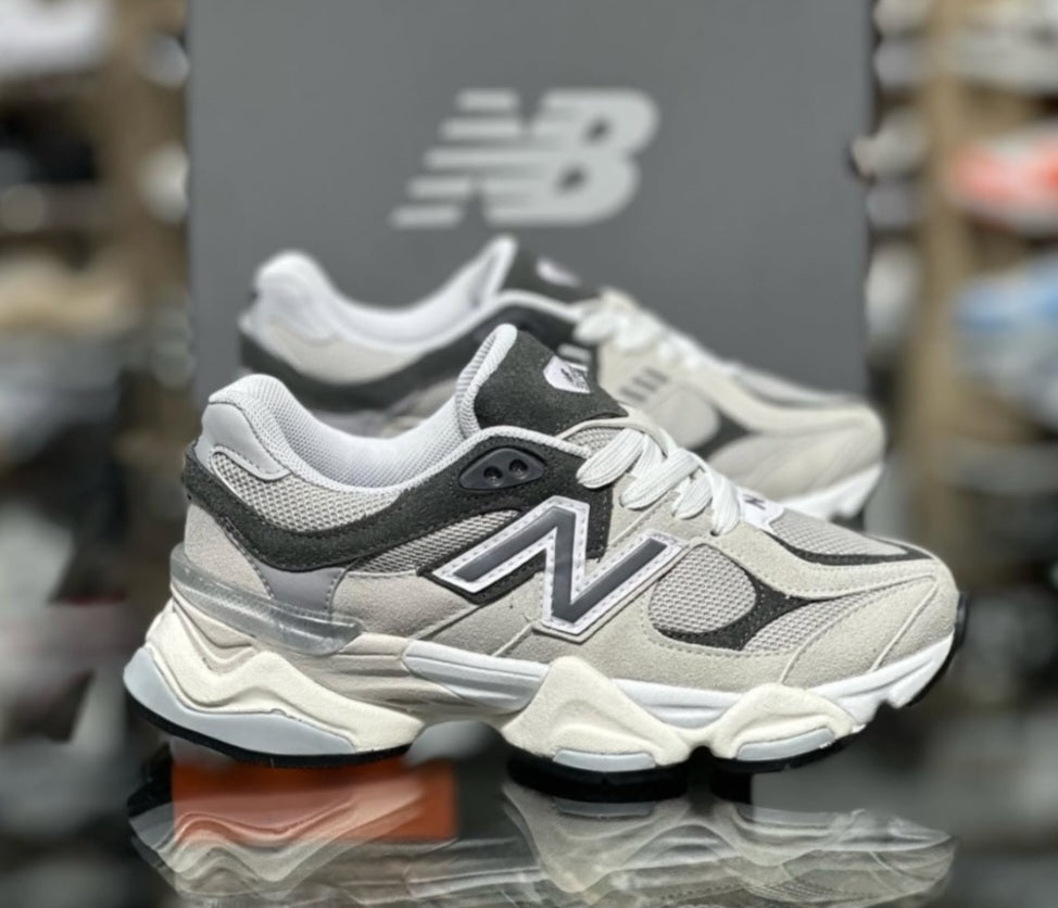 Мъжки Маратонки New Balance 9060  Сиво код 212111